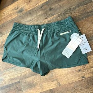 NWT Vuori Clementine Shorts in Kelp color - Size L